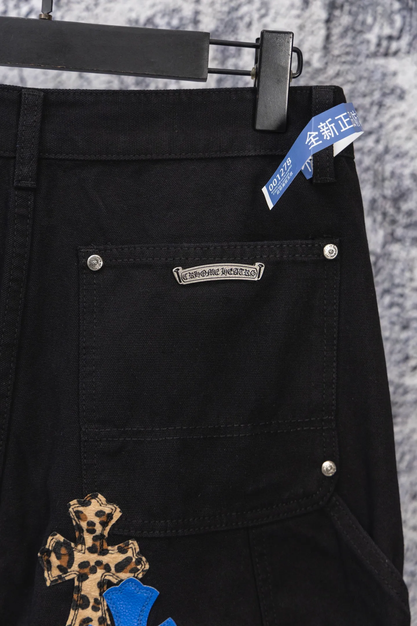 P270 chrome hearts new blue and white leopard print cross patchwork leather black jeans vi Top heavy industry fashionable design] Consistent high street luxury style creation. Speaking of this style, the Zangyin family and GU family are definitely the leading representative brands. Especially the Zangyin family has really achieved a state-of-the-art effect in creating high street style. The unique washed material is used to create this style. The color system is quite eye-catching. After it is decorated with patchwork cross flowers, it cleverly highlights the charm of the brand. Secondly, this style uses classic The classic high-waist cutting design highlights the long legs and fashionable temperament of the upper body. The brand is highly recognizable and the slim fit configuration is more suitable for daily wear. It is a product that interprets personality, fashion, and specifications at a glance. This single product is enough to make any fan excited. It can be a white T-shirt for youthful preppy style, or a tight suspender for lady style. It has strong matching ability and can be easily controlled by men.  [Materials and craftsmanship] Needless to say, this point goes without saying. As an excellent craftsman brand, Zangyin’s requirements for details and craftsmanship are really perfect. The washed color of this model has gone through so many processes, not to mention the embellishment of denim appliques. It is also purely hand-made and sewn. Just like what they believe in, only hand-made things have soul and have the meaning of wear. A top-notch heavy-duty fashionable denim item, I look forward to your perfect interpretation! ! Size: 28-36 Color: black